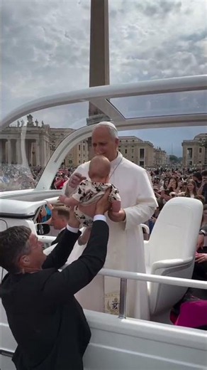Pope Leo XIV Blesses a Baby in a Heartwarming Vatican Moment ❤️
