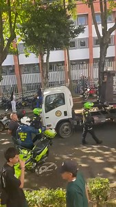 627K views · 19K reactions | Un nutrido grupo de estudiantes de las Universidad Cooperativa de Colombia se enfrentó a los agentes de tránsito y a la Policía de Bucaramanga, luego de que varias motos que incumplían las normas de tránsito fueran inmovilizadas. Imágenes publicadas en redes sociales dejan ver el tenso momento en el que los jóvenes se enfrentan a las autoridades y las obligan a ceder. Lea la historia completa en el primer comentario  | Q'hubo Bucaramanga | Facebook
