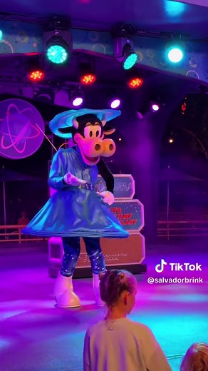 Clarabelle and Horace showing the kids some moves, they were excited to see them having a blast 💥. #disney #viral #fyp #disneyland