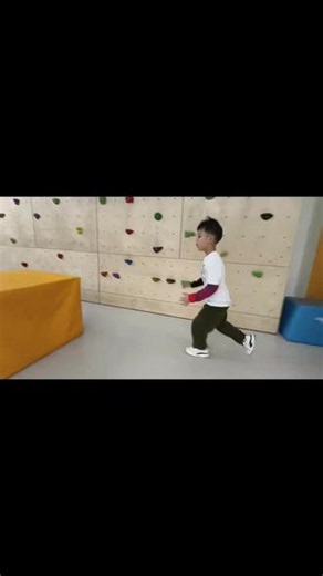 跑酷小子 #室内跑酷 #核心力量游戏 #少儿体能没有天生的强者 #爱上体能课的小伙 #跑酷1.撑跨跳2.蹬墙穿腿过3.反向穿腿过4.金刚跳5.转台