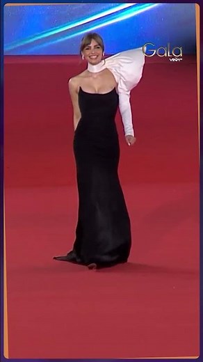 Actress Lux Pascal arrived on the Gala red carpet wearing an asymmetrical dress 🤩