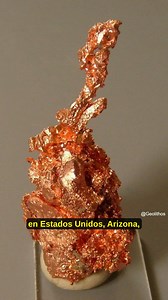 🔶🪙 El cobre nativo destaca por su color rojizo metálico y su gran conductividad. Se forma en zonas de oxidación de yacimientos y también en ambientes volcánicos 🌋⚒️. Un metal esencial que la naturaleza nos brinda desde tiempos antiguos. #Geolithos #CobreNativo #Minerales #Geología #Mineralogía #EarthScience #Exploración | Geolithos