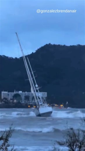 Mallorca Zeitung | ⛵ Das Sturmtief Harry, das auf Mallorca mehr als zwanzig Zwischenfälle verursachte, führte dazu, dass ein Segelboot am Strand Sa Marjal in... | Instagram