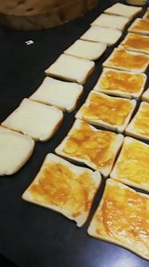 As ń oud Rabie Ratel 😅, is ek trots op hierdie projek waarby van die leerders in die JCC aangesluit het 🙏🏾. Hierdie organisasie maak toebroodjies en deel dit uit vir die minder bevooregde kinders ❤️. My niggie Candice Glover, die Head of Community Service van die Jcc by Andrew Rabie, her uitgereik in ons familie groep, en almal het dadelik ingespring en bydrae gelewer 😀. Dit was so lekker om daardie peanut butter en jam saam te klits soos die vrou in die video maar die highlight is die feit 