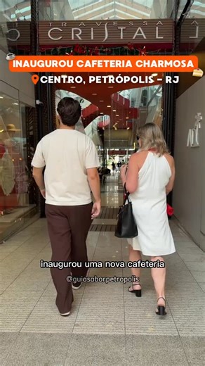 João Vitor Grazinoli | Guia Sabor Petrópolis on Instagram: "INAUGUROU UMA CAFETERIA CHARMOSA NO CENTRO DE PETRÓPOLIS ☕🍰 O @browniedoton acabou de inaugurar a Café Cristal, um espaço lindo e aconchegante na Travessa Cristal, pertinho da 16 de Março. O cardápio é bem completo, com opções de cafeteria, doces clássicos da casa e também pratos para almoço.👇 🍝 Lasanha bolonhesa da casa 💲45 🍝 Paglia Fieno 💲42 🍞 Torrada Petrópolis (brie com damasco) 💲29,90 🥐 Croissant com geleia da casa 💲26,00