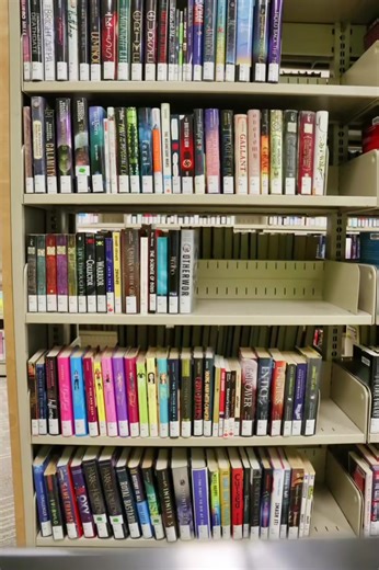 Shelving the teen section 💁📚🪩 rangement de la section ados 💁📚🪩 #shelving #rangement #newbooks #nouveauxlivres #mymoncton #monmoncton #aesthetic | Biblio Moncton Library