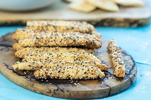Kritsinia: Greek Breadsticks without Yeast Crunchy breadsticks that are perfect for dips and for snacking. Roll them in “Everything Bagel Mix” for a burst of flavor or in your favorite combination of seeds. These Greek breadsticks (kritsinia) are easy to make and do not require any yeast. Follow this easy recipe and make some today. Printable recipe: https://www.dimitrasdishes.com/kritsinia-greek-breadsticks-without-yeast/ | Dimitra's Dishes