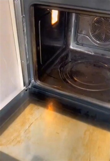 How To Clean Your Oven With Baking Soda And Vinegar