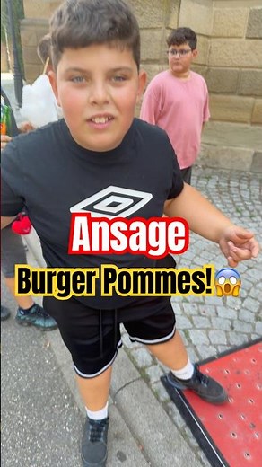 😂 Diego roasts Burger Pommes at the punching machine! 🥊