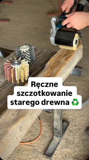 🤭Czy uwierzycie ze z tych 🪵starych ręcznie ciosanych belek powstaną ramy do luster🪞 😍 😁Zobaczcie jak ręcznie szczotkuje stare drewno belki 🪓 pochodzą ze 100 letniej stodoły z okolic Krakowa 🤔Pytanie do Was co byście z nich stworzyli napiszcie w komentarzach 🫡 #dobrodrew #staredrewno #starebelki #altholz #oldwood #wood #szczotkowaniedrewna #noweżyciestaregodrewna #recznarobota #ręcznarobota #vieuxbois | stare_drewno_dobrodrew