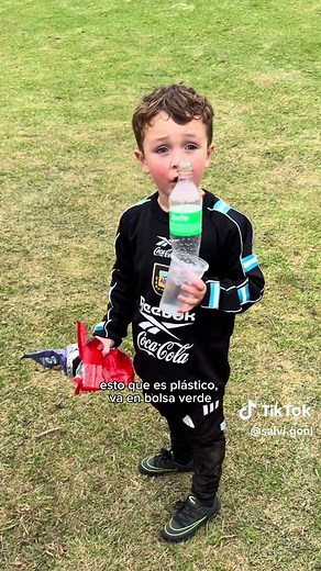 En el mundial también juegan los plasticos y piasticos como dice Salvi 😅 no son residuos, son recursos! Separalos en la bolsa verde, limpialos, y reciclalos. En Argentina también podemos ser campeones en economia circular! #reciclemosjuntoslosplasticos #fypシ゚ #viraltiktok #infantil #argentina