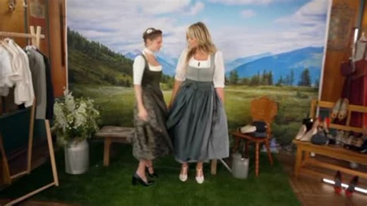 Heidi Klum on Instagram: "Dirndl an, Schleife rechts, Hans & Franz happy 😜 – ready für mein allererstes #HeidiFest! 🎊 Ab 20:15 Uhr auf ProSieben? 🍻 💃🏼"