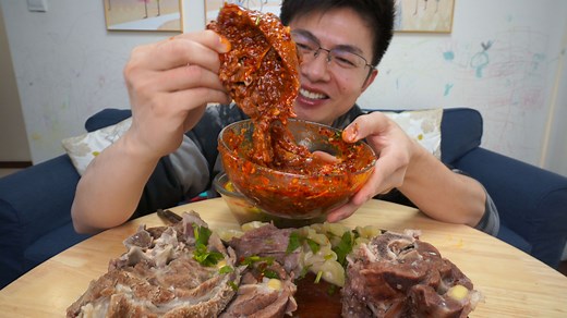 第一次买羊脖，用清水炖上2小时，配个蒜泥红油料吃爽了