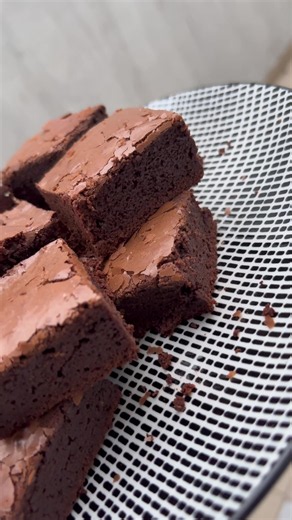 Recette de brownie facile 🍫 INGRÉDIENTS BROWNIE 200g de chocolat noir 110g de beurre 3 œufs 150g de sucre 50g de muscovado brun ou sucre de canne brun 65g de farine 25g de cacao non sucré Sel Cuire 30 min à 170 degrés . . . . . Brownie recette Brownie à Abidjan Pâtisserie débutant #brownies #recettebrownie #patisserie #cotedivoire #gateaux