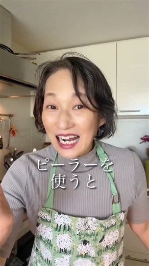 How to peel an apple Please also check out the simple cooking of this channel chef Sachiko Fujino
