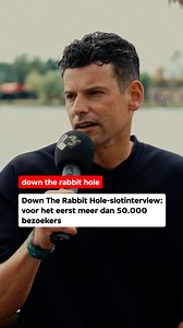 3voor12 on Instagram: "Down The Rabbit Hole is ‘volwassen geworden’, zegt festivaldirecteur Ide Koffeman in het traditionele slotinterview met 3voor12-redactiechef Timo Pisart. Voor het eerst waren er meer dan 50.000 bezoekers. Dat leverde een enkele verkeersopstopping op: ‘We hebben altijd aandachtspunten.’ Uitgebreid vertelt Koffeman over de lastminute afzegging van Sam Fender en de zoektocht naar een geschikte vervanger (Nothing But Thieves), hij vertelt over de nieuwe Teddy Widder, waar 10.0