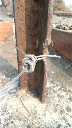 A trick for tying the clothesline #dailylifehack #hacks #tricks #tips #shorts #trendingshorts #diy