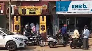 ಲಾಕ್ ಡೌನ್ ಘೋಷಣೆ; ಮದ್ಯ ಖರೀದಿಗೆ ಮುಗಿಬಿದ್ದ ಜನ!