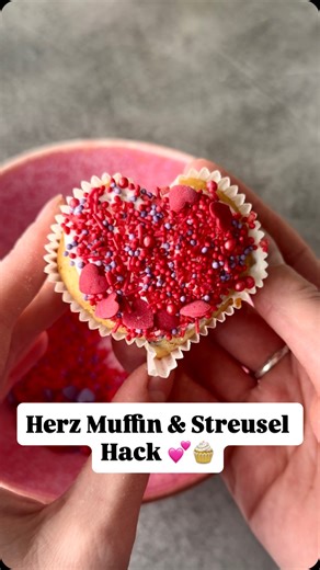 PICKERD | Streusel, Glasuren, Aromen und noch viel mehr 💛 on Instagram: "Normale Muffins kann jeder- Herz Muffins sind jetzt angesagt! ♥️👍🏼 Mit diesem genialen Hack backt ihr euch ganz schnell süße Herz Muffins und zaubert euch anschließend noch das perfekte Streusel Topping für oben drauf. 😍 ➡️ Einfach die Muffinförmchen oben & unten zusammendrücken und in eine Muffinbackform stellen. Anschließend ein bisschen Teig einfüllen und an der oberen Seite eine Mandel oder zusammengerollte Alufolie