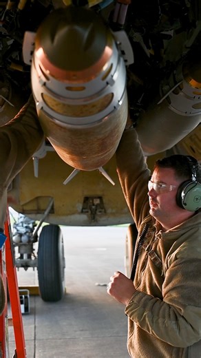 Loading GBU-38 JDAMs onto B-52H | US Military News