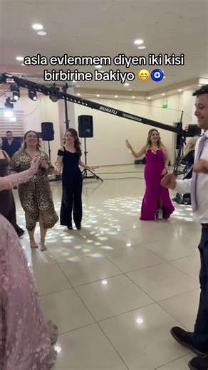 Asla evlenmem diyen iki kişi birbirine bakıyor — Romantik Trakya Düğün Anı