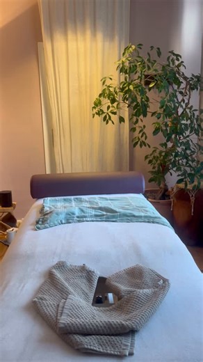 SOPHIE LAMMICH 🦋 on Instagram: "Lomi Lomi Massage ~ jede Massage beginnt mit einem kleinen Check-In Gespräch, in dem du mir mitteilen kannst, was du körperlich, emotional oder energetisch mitbringst ~ wir finden eine gemeinsame Intention für deine Behandlung, für deine Auszeit ~ Ich lasse mich von deinem Körper leiten und spüre oft ganz intuitiv, was du brauchst ~ Lomi Lomi bildet die Basis: physiotherapeutische Techniken, Reiki und Energie - Arbeit formen ein ganzheitliches Zusammenspiel ~ bei