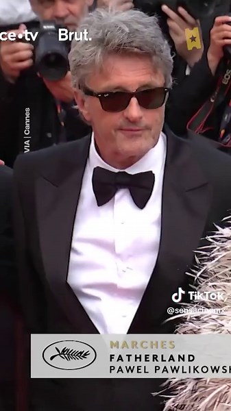 Sandra Hüller llegó a la alfombra roja de ‘Fatherland’ y automáticamente se robó todas las miradas en Festival de Cannes 😍 La nueva película de Paweł Pawlikowski ya empieza a sonar fuerte para la Palma de Oro. Cc: Cannes / Getty #Cannes79 #FestivalDeCannes #Cannes2026 #SandraHuller