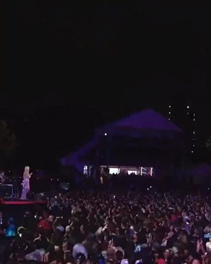 Rolling Stone on Instagram: "@roses_are_rosie sang a “Toxic Till the End” x “Wonderwall” by @oasis mashup at the Global Citizen Festival."