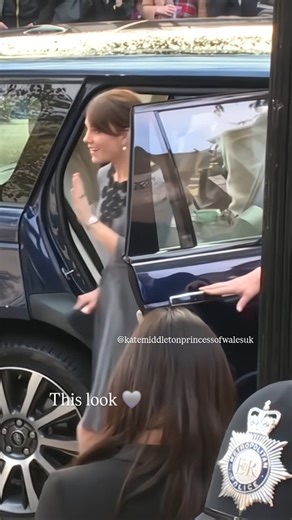 Perfect autumn look. Si effortless chic and elegant 🩶 #princessofwales #katemiddleton #duchessofcambridge #princesskate #princesscatherine #princesscatherineofwales #princeandprincessofwales #katemiddletonstyle #catherinemiddleton #royals #royalstylewatch #britishroyals #britishroyalfamily #walesfamily #royalnews #duchessofcornwall #kateandwilliam #royalty | Kate Middleton Royal Style
