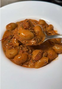 J’arrête les réseaux… Recette de pâtes rapide à la viande haché : 200g de pâtes crus 2 steaks hachés 1 oignon 2 gousses d’ails 1 Cas de paprika 1 Cas d’origan 1 Caf de piment d’espelette 1 Cas de concentré de tomate 1 pot de tomate en dés 150g de mascarpone 30g de parmesan (ou granapadano) 1 poignet de persil Sel,poivre Huile d’olive Pour la réalisation de la recette de pâtes rapide à la viande hachée suivre la vidéo ! #pates #viandehaché #recetterapide #recettesimple #recette