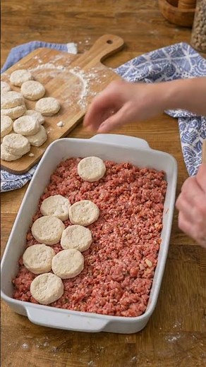 🥩 Biscuit-Topped Ground Beef Casserole