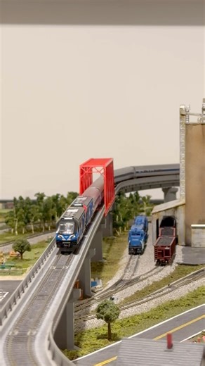 Amtrak “Floridian” in N Scale Up Close & Personal! Kato ALC-42 Locomotives 301/302! #trains #nscale