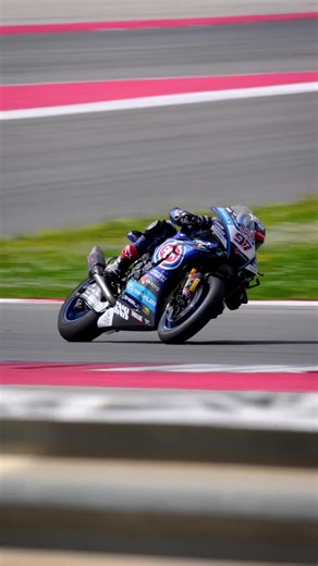 Disfrutando por fin de un día de test soleado que nos hacía mucha falta🙏🏻✊🏻 Finally enjoying a sunny day for testing, which we really needed! 🙏🏻✊🏻 #WorldSBK #motorcycle #motorsport #racing #Yamaha @Yamaha Racing Official @Pata Maxus Yamaha @WorldSBK