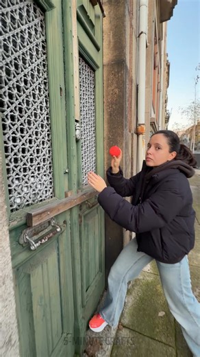 Shaping Liquid Metal into a Hand | 5-Minute Crafts Play