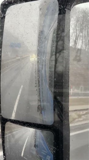 This is why experienced truckers stay calm in the rain #trucklife #road #skills