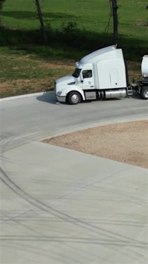 🎓 Education Works — and Smart is Cool! 😎 As part of KEDC’s Manufacturing Month series, Executive Director Lisa Denton took a behind-the-scenes look at how Kilgore College is shaping the next generation of skilled talent in Kilgore. From hands-on learning in the Advanced Manufacturing & Industrial Technologies Program ⚙️— where students train for high-demand careers in manufacturing with a focus on mechanical, electrical, machining, and automation — to the Transportation Institute, where future