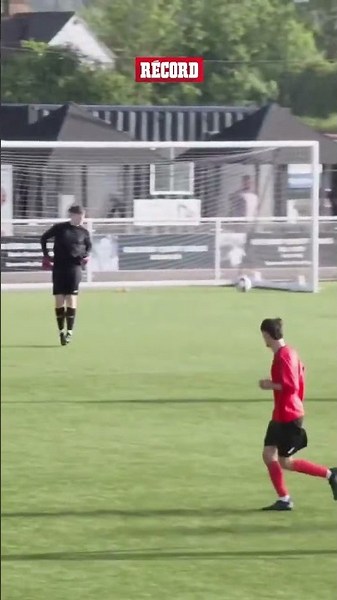¡LA MAGIA DE LA NATURALEZA! 🌧️En este partido de futbol, los jugadores descubrieron un fenómeno