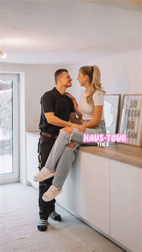 Wie versprochen geht’s heute weiter mit Teil 3 unserer HAUS-TOUR. Nach der Tour durch das Erdgeschoss & das Obergeschoss geht’s heute ab in den Keller…🏡🔍✨ Folgt mir unbedingt, wenn Ihr nicht verpassen möchtet, wie wir unser Baustellen-WC in ein wunderschönes Bad mit Hundedusche verwandeln & Euch unseren Garten zeigen.🫂💬