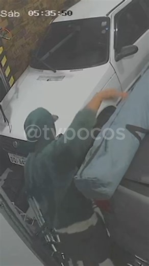 TV Poços on Instagram: "Uma residência localizada no bairro Dom Bosco foi invadida e furtada na manhã deste sábado, 7 de fevereiro, em Poços de Caldas. A ação criminosa foi registrada por câmeras de segurança instaladas no imóvel. As imagens mostram que o indivíduo permaneceu por mais de 40 minutos dentro da residência, agindo com tranquilidade enquanto escolhia os objetos que seriam levados. Entre os itens furtados estão equipamentos de alto valor e uso profissional, como um Ronin RSC2, uma máq