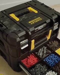 21 litran STANLEY FATMAX PRO-STACK -työkalulaatikkosa on mukautettava vaahtopehmuste ja kahden laatikon tilanjakaja pienille osille. #STANLEYTools #TheMeasureofAPro | STANLEY Suomi