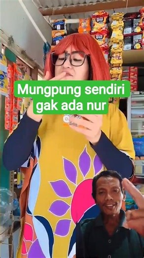 Enak yah ibu itu jajan sendiri guys? #jajanan #ytshorts #funny #viral