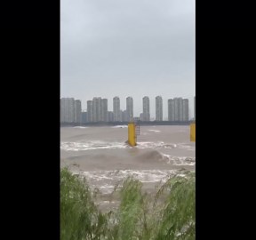 Tidal bore rolls along river in China