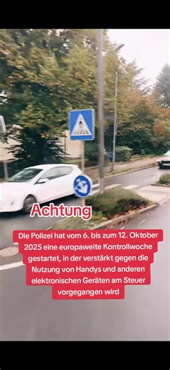Die Polizei hat vom 6. bis zum 12. Oktober 2025 eine europaweite Kontrollwoche gestartet, in der verstärkt gegen die Nutzung von Handys und anderen elektronischen Geräten am Steuer vorgegangen wird. Die Aktion läuft unter dem Motto „Focus on the Road“ („Konzentrieren Sie sich auf die Straße“). Dabei werden Autofahrer, Lastwagenfahrer und Radfahrer kontrolliert, um die Gefahren der Ablenkung im Straßenverkehr zu reduzieren. Ablenkung am Steuer, etwa durch das Tippen von Nachrichten, das Einstelle