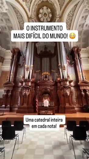 Aprenda VIOLÃO de forma RÁPIDA e FACÍL! on Instagram: "Essa obra não começa. Ela invade o espaço. A Toccata e Fuga em Ré menor, BWV 565 não pede silêncio — ela o impõe. Bach não escreve uma introdução: ele lança um decreto sonoro. O primeiro gesto já estabelece autoridade, tensão e arquitetura. Nada é decorativo. Tudo é função. Existe um equívoco comum ao ouvir essa peça apenas como “dramática” ou “sombria”. Isso é superficial. O que Bach constrói aqui é retórica musical. Cada acorde inicial