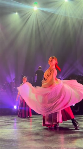 KIMONO×DANCE PROJECT【KDP】着物ダンスプロジェクト👘 on Instagram: "【いよいよ開幕】アニメ音楽×オーケストラ×ダンス、ここでしか体験できない奇跡の協奏✨ のあ(KIMONO×DANCE PROJECT)作品では アニメ・ゲーム『サクラ大戦』の楽曲にのせて 華々しく踊ります💃🌸 @ikebukuro_animephil さんが音楽監修。 @symphonic_jazz_old_black_joe さんによる 大迫力の生演奏でお届け🎻 @mirachdesignworks の手がける 本物の着物をアップサイクルした オリジナル衣装にも注目👘 日本の伝統衣装「着物」と 日本が世界に誇る現代文化「アニメ音楽」 KIMONO×DANCE PROJECTのダンスショーによって 2つの魅力が融合します🇯🇵 チケット手配については @kimono_dance_project のDMに ご連絡くださいませ。 ========================