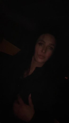 Polnisch Mädchen Zeit für sich beim Autofahren