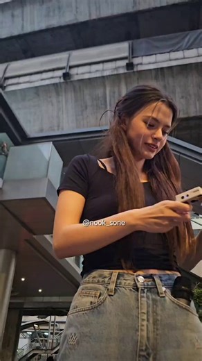 '서로 머리에 뽀뽀하면 100바트'확인하고 종이 슥 접는 베키나 돈만 뜯어가려는 프린이나 ㅋㅋㅊㅊㅋㅋㅋㅍㅋ개웃김 ㅠㅠFB SONGKRAN WITH CTW#CTWSongkran26xFreenBecky