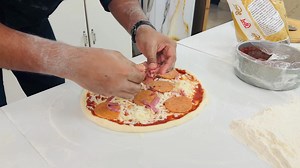 🍕 Italian & Russian Style Premium Pizza Making Course সম্পূর্ণ হাতে-কলমে প্রফেশনাল প্রশিক্ষণ ইতালিয়ান ও রাশিয়ান স্টাইলে প্রিমিয়াম পিজ্জা তৈরির পূর্ণাঙ্গ লাইভ ও প্র্যাকটিক্যাল কোর্স নিয়ে আপনার রান্নার দক্ষতাকে নিয়ে যান এক নতুন উচ্চতায়। ডো প্রস্তুত করা থেকে শুরু করে সস, টপিং, ওভেন কন্ট্রোল ও বেকিং টেকনিক—সবকিছু শিখবেন একদম প্রফেশনাল স্টাইলে। 🏠 ঘরে বানাতে চান 🍕 ব্যবসা শুরু করতে চান 👨‍🍳 নিজেকে প্রফেশনাল শেফ হিসেবে গড়ে তুলতে চান —এই কোর্স আপনার জন্যই। ⸻ ✅ কোর্স শেষে যা পাবেন ✔️ সরকারি স্বীকৃত সা