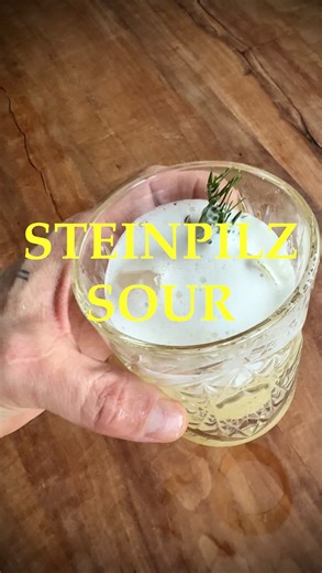 moritz schmid on Instagram: "Für mich der Drink des Jahres: Steinpilz Sour Achtung‼️Dies ist kein Aufruf zum Nachmachen. Im Video wurde alles gestaged und kein Vodka verwendet. Unbedingt beachten: Dies ist kein Aufruf zum Nachmachen oder gar eine Anstiftung zum Begehen einer Straftat!!! Das Verfahren ist in Deutschland verboten. Dabei dient ein mit Steinpilzen re-destillierter Vodka als Basis. Diesen könnt ihr (im Ausland) ganz einfach selber „brennen“- in Deuschland ist das leider so eine Sache