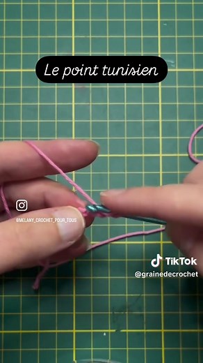 ✨ Découvrez le point tunisien ! ✨ Envie d’apprendre une nouvelle technique au crochet ? Le crochet tunisien est une méthode hybride entre crochet et tricot qui offre un rendu unique et texturé. 🧶 Dans ce reel, je vous montre pas à pas comment réaliser le point tunisien simple, parfait pour les débutants. 👋 Étapes faciles à suivre : 1️⃣ Montez une chaînette de base du nombre de maille que vous voulez. Contrairement au crochet normal, ici pas besoin de maille en plus pour tourner. 2️⃣ Piquer dan